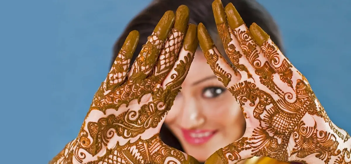 মেহেদির গাঢ় রঙ পেতে
