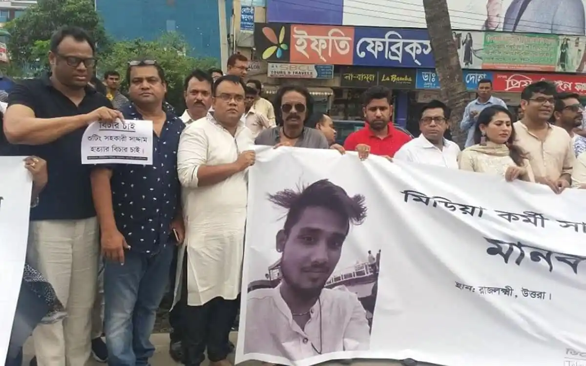 রাজপথে তারকারা, চাইলেন সাদ্দাম হত্যার বিচার