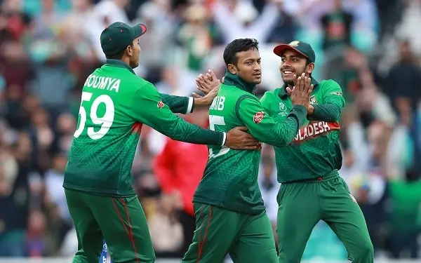 সাকিবের জোড়া আঘাত, চোখ রাঙাচ্ছেন হোপ