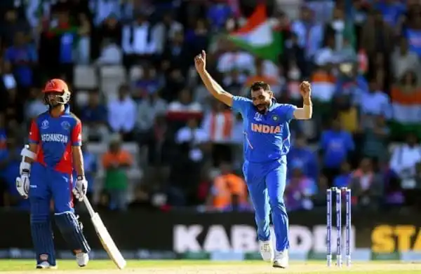 হ্যাটট্রিকের আগে সামির কানে যা বলেছিলেন ধোনি