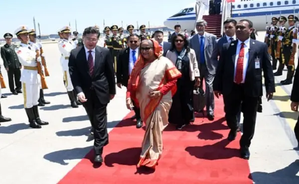 প্রধানমন্ত্রীকে বেইজিংয়ে লালগালিচা সংবর্ধনা