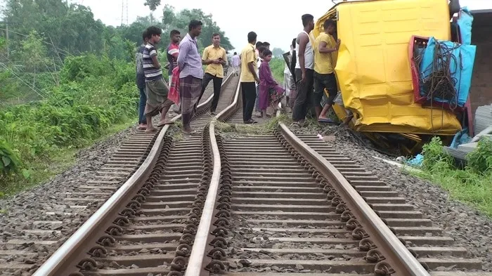 ট্রাক সরিয়ে ঢাকার সঙ্গে ট্রেন যোগাযোগ শুরু