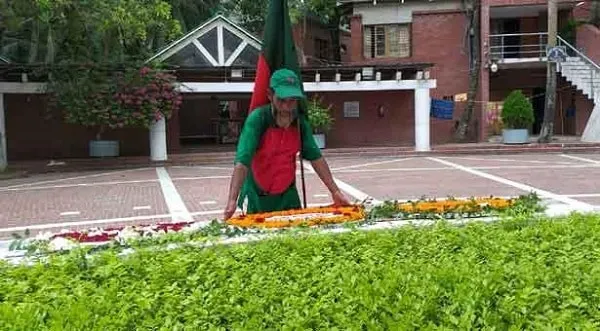 বঙ্গবন্ধুর ছবি আঁকতে রংপুর থেকে হেঁটে টুঙ্গিপাড়ায় রিকশাচালক রফিকুল