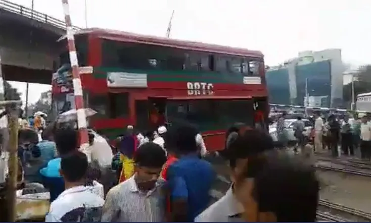 গণপরিবহনের ভাড়া ৬০% বাড়ানো কি যৌক্তিক, নাকি জুলুম?