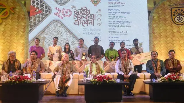 জাতীয় চারুকলা পুরস্কার পেলেন আট শিল্পী