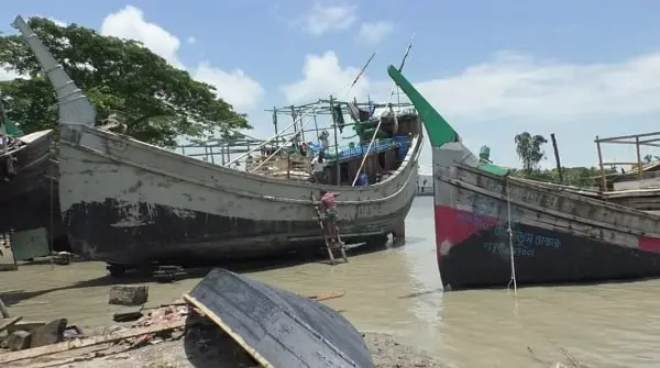৬৫ দিন পর ইলিশ শিকারে গভীর সমুদ্রে জেলেরা