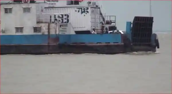 পদ্মায় তীব্র স্রোতে ফেরি চলাচল ব্যাহত