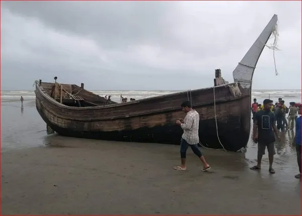 ঝড়ে ট্রলার ডুবি, তীরে ভেসে আসছে মরদেহ