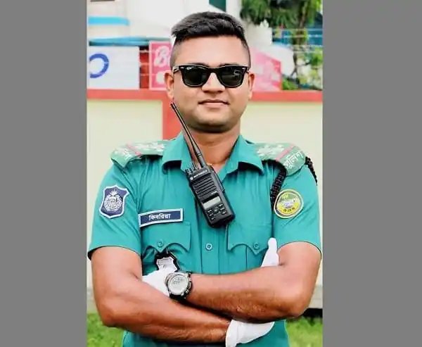 কাভার্ডভ্যানের চাপায় আহত সার্জেন্ট মারা গেছেন