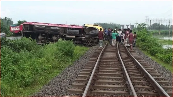 রেল লাইনে ট্রাক, ঢাকা-উত্তরবঙ্গ ট্রেন যোগাযোগ বন্ধ
