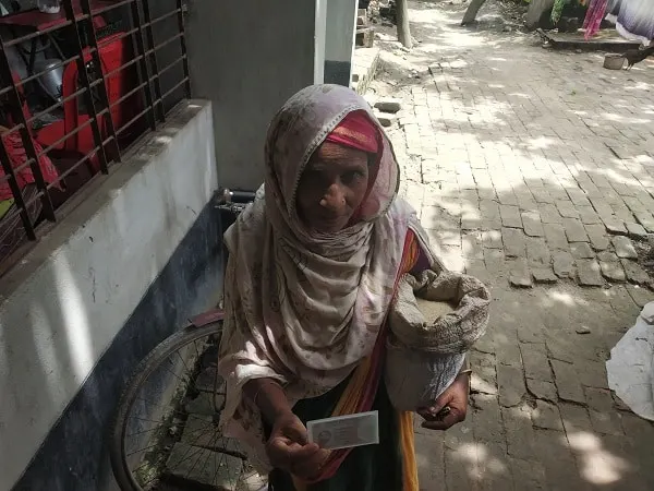 গণপিটুনির ভয়ে জাতীয় পরিচয়পত্র নিয়ে ভিক্ষা