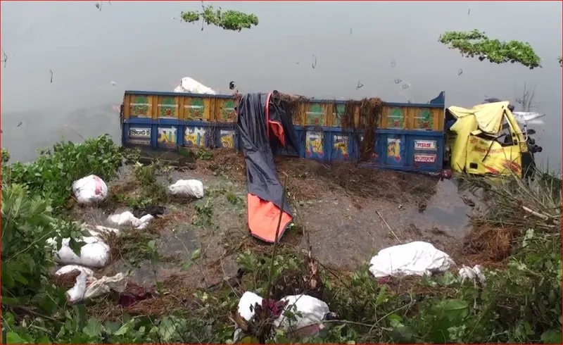 ট্রাক খাদে পড়ে ৩ গরু ব্যবসায়ি নিহত