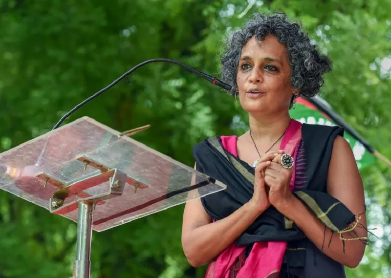 ক্ষমা চাইলেন অরুন্ধতী রায়