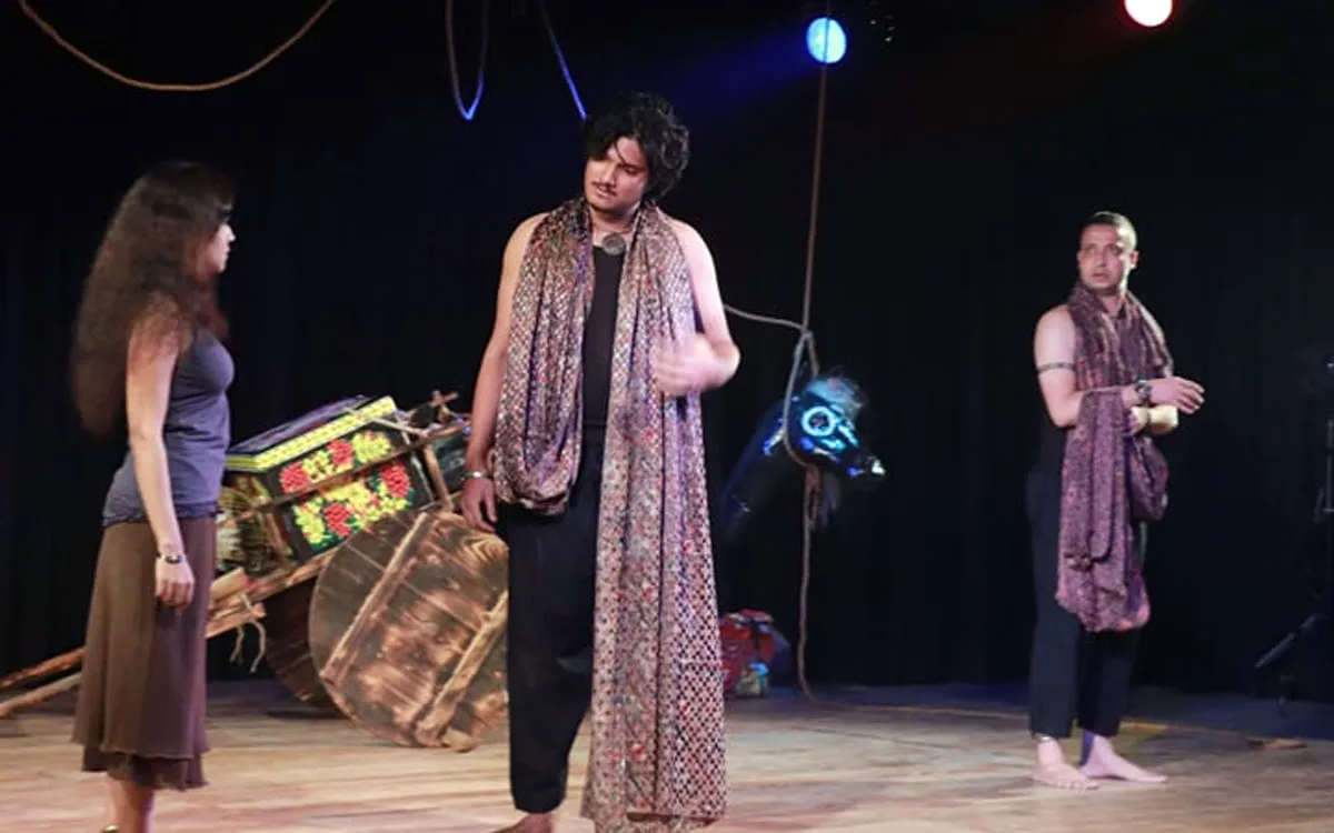 মঙ্গলবার রাতে ‘দুই আগন্তুক বনাম করবী ফুল’
