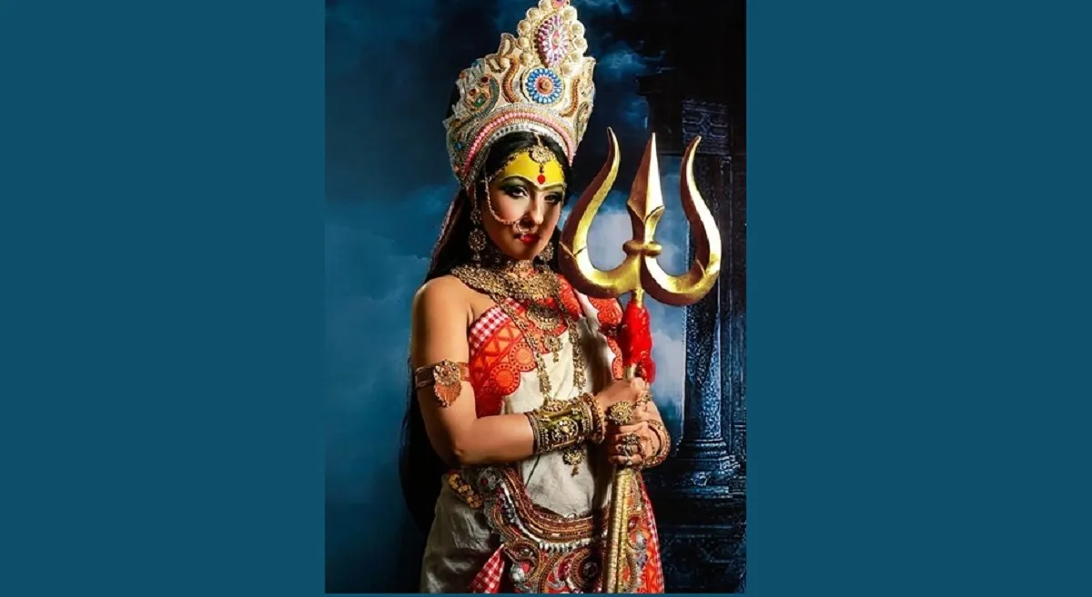 দুর্গা পূজায় হতে চান ঋতুপর্ণার সাজে ‘পূজা কন্যা’?