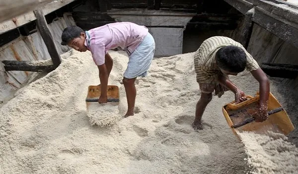 চামড়ায় দেয়া লবণের মজুদ যথেষ্ট, দামও হাতের নাগালে