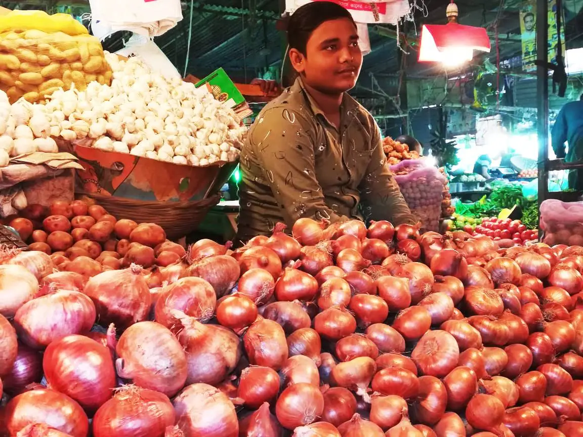 কমেনি পেঁয়াজের দাম, বেড়েছে সবজির
