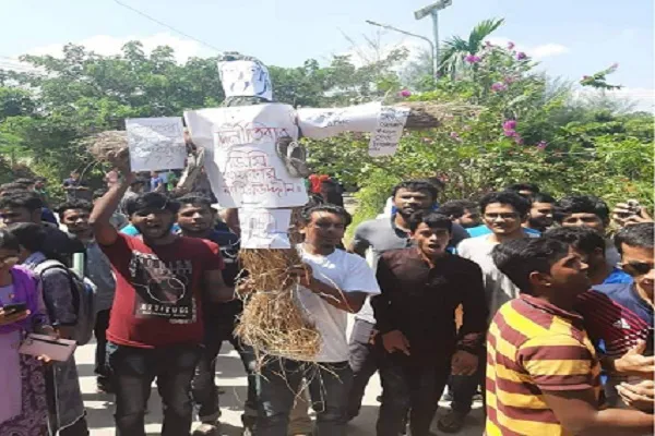 বশেমুরবিপ্রবি উপাচার্যের পদত্যাগের দাবিতে শিক্ষার্থীদের বিক্ষোভ