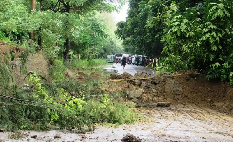 কক্সবাজারের মেরিন ড্রাইভ সড়কে পাহাড় ধস
