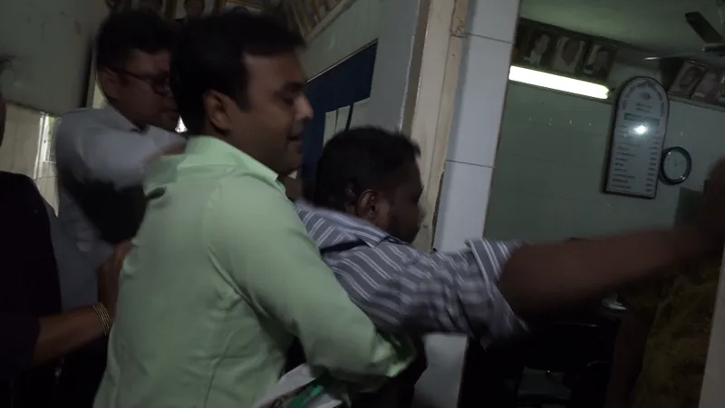 হামদর্দ-সংবাদ সম্মেলনে দুইপক্ষের হাতাহাতি মারামারি