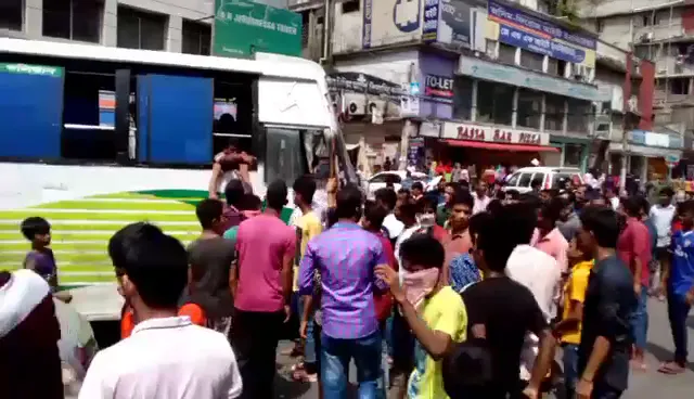 মিরপুর-১-গার্মেন্ট শ্রমিকদের সড়ক অবরোধ