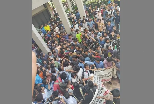 ঢাবি ক্যাম্পাসে বাম ছাত্র নেতা-কর্মীদের সঙ্গে ছাত্রলীগের হাতাহাতি