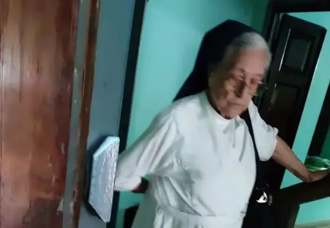 ৫০ বছর মানবতার সেবা করা বৃদ্ধাকে ভারত ছাড়তে হলো এভাবে!