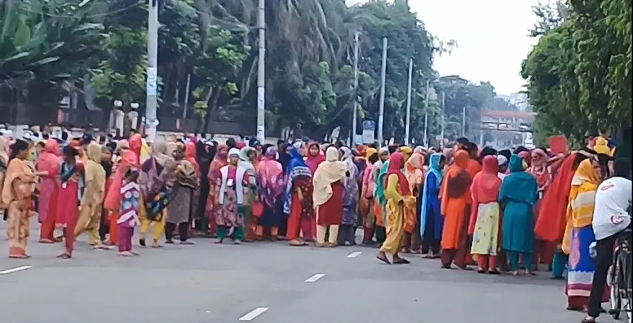 ছাঁটাই-নির্যাতনের প্রতিবাদে তেজগাঁওয়ে পোশাক শ্রমিকদের অবস্থান