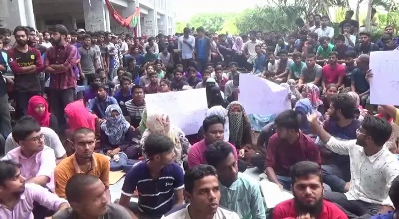 গোপালগঞ্জে ভিসি’র পদত্যাগের দাবিতে শিক্ষার্থীদের টানা অনশন