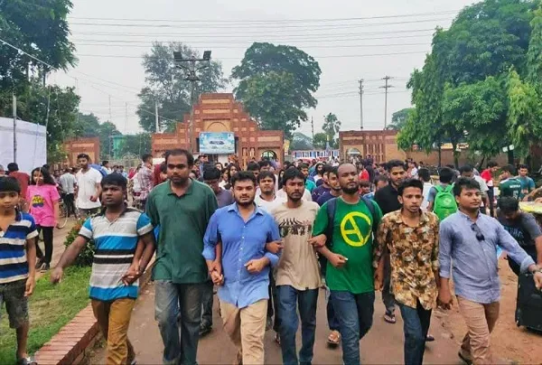 ঢাকা ও গোপালগঞ্জে শিক্ষার্থীদের উপর হামলার প্রতিবাদে জাবিতে বিক্ষোভ
