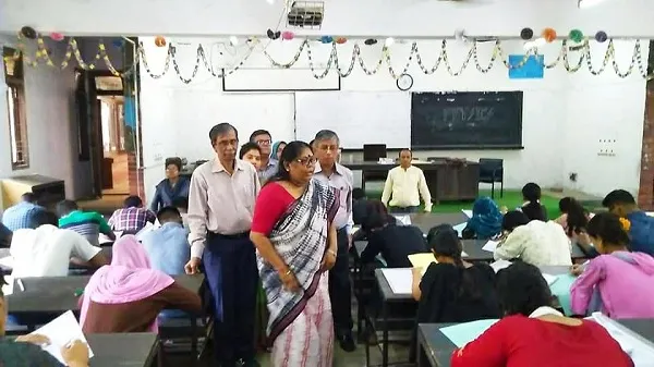 আন্দোলনকারীদের বাধা উপেক্ষা করে পরীক্ষা কেন্দ্রে জাবি উপাচার্য
