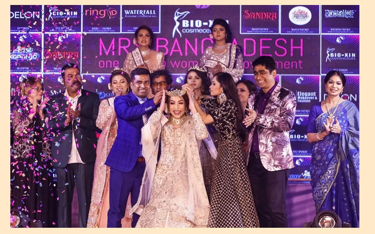 অবনীর মাথায় ‘মিসেস বাংলাদেশ’-এর মুকুট
