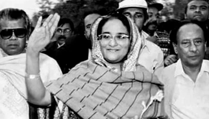 দলের মানুষ কাছের মানুষ