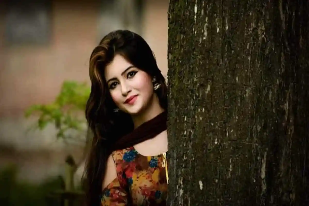 গায়িকা থেকে নায়িকা