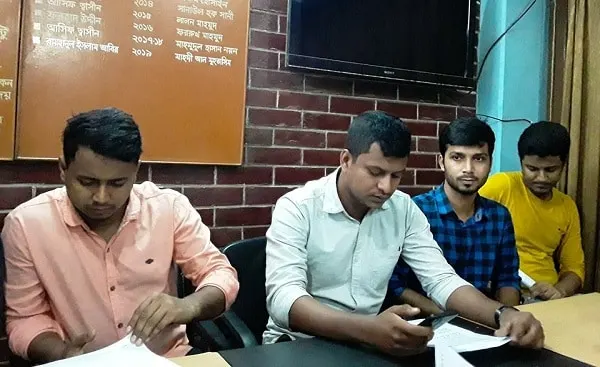 গণরুম সমস্যা সমাধান না হলে ভিসি’র বাসভবনে উঠবেন শিক্ষার্থীরা
