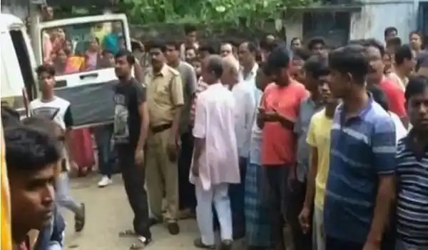 ভারতে অন্তঃসত্ত্বা স্ত্রী, পুত্রসহ স্কুলশিক্ষককে কুপিয়ে হত্যা