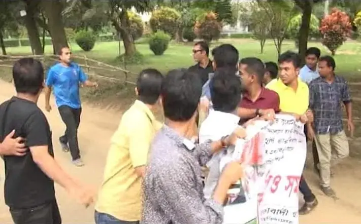 জাবিতে ছাত্রদলের বিক্ষোভে ছাত্রলীগের ধাওয়া