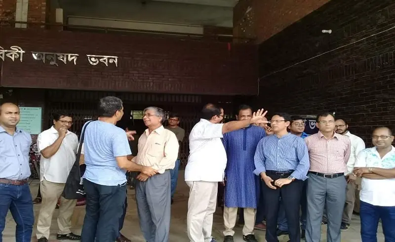 জাবিতে উপাচার্যপন্থী শিক্ষকদের গণসংযোগ