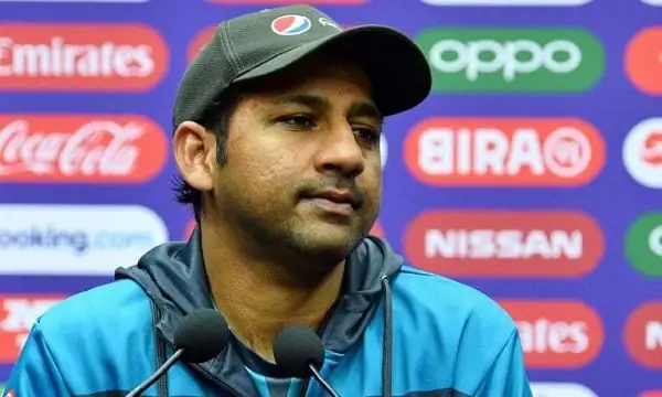 সরফরাজ বরখাস্ত, টেস্টে আজহার, টি-টুয়েন্টি অধিনায়ক বাবর