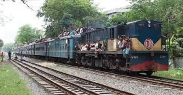 টাঙ্গাইলে চলন্ত ট্রেনে ঢিল, আহত দুই