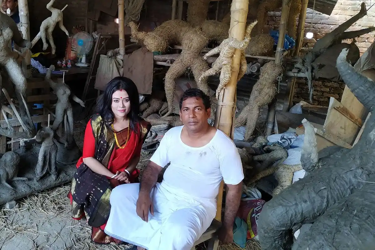 পূজায় মূর্তি বানাচ্ছেন মোশাররফ করিম