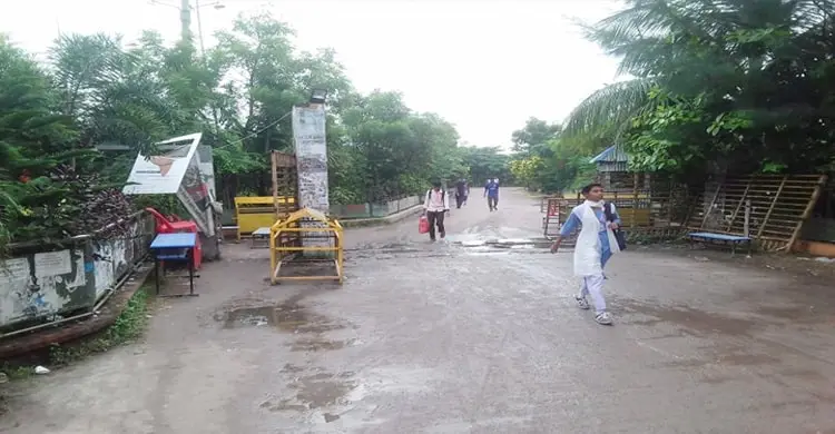 গোপালগঞ্জের ভিসির পদত্যাগের পরে ক্যাম্পাস ছাড়ছেন শিক্ষার্থীরা