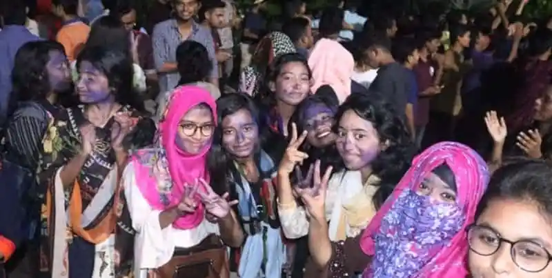গোপালগঞ্জের ভিসির পদত্যাগে উল্লাসে মেতেছেন শিক্ষার্থীরা