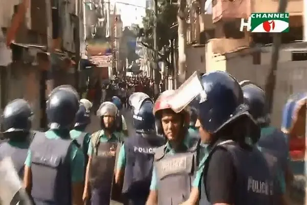 রাজধানীর মোহাম্মদপুরে জেনেভা ক্যাম্পবাসীর বিক্ষোভ