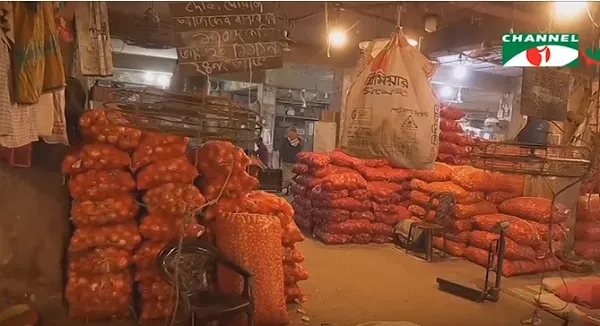 গোয়েন্দা নজরদারিতে ৩৪১ জন পেঁয়াজ আমদানিকারক