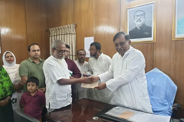 নিজের মুক্তিযোদ্ধা ভাতা দিয়ে দরিদ্র মুক্তিযোদ্ধাদের সহায়তা করলেন স্বরাষ্ট্রমন্ত্রী
