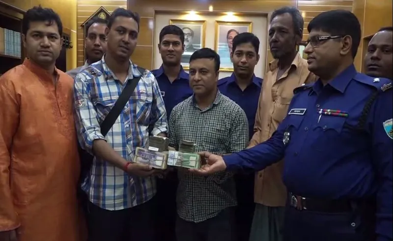 ২০ লাখ টাকা পেয়ে ফেরত দিলেন রিকশাচালক