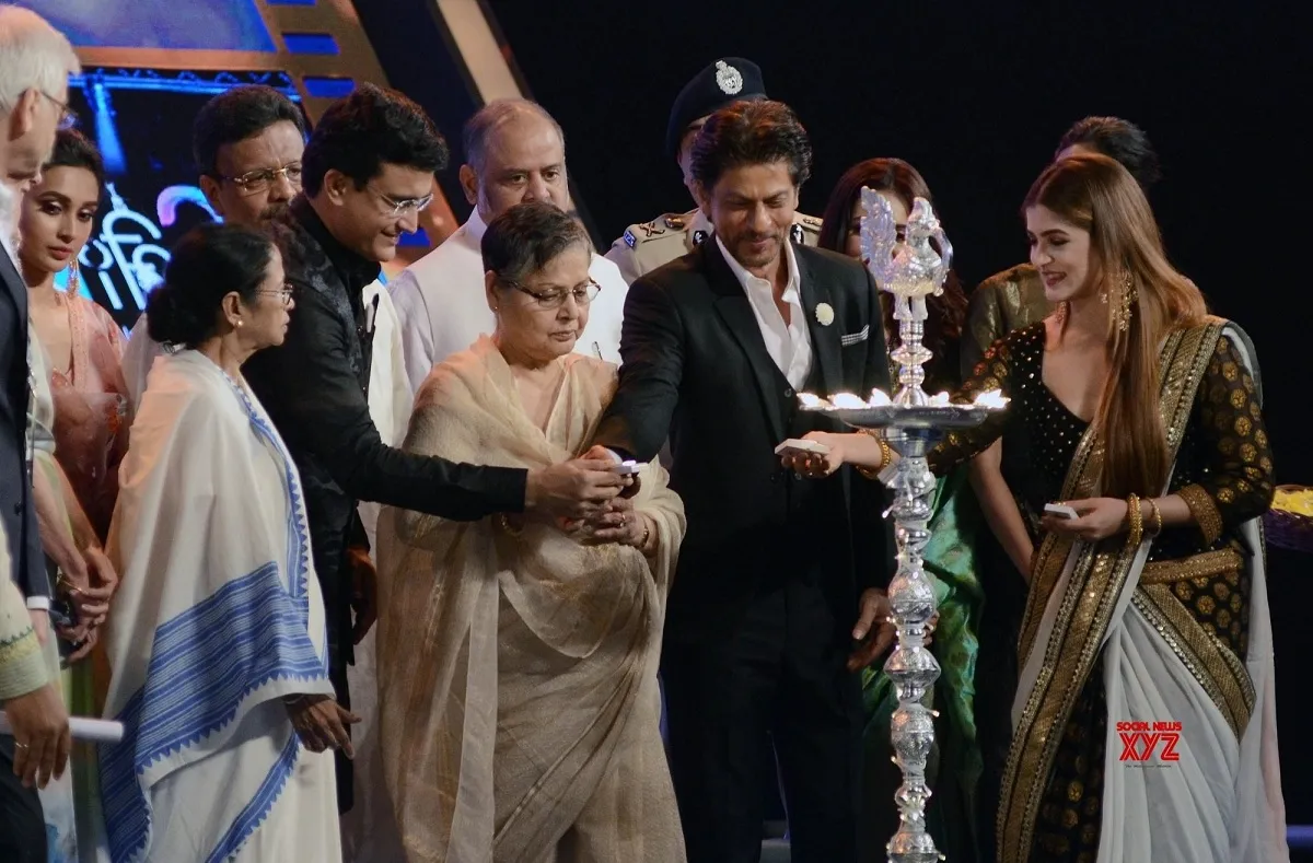 অসুস্থতার জন্য অনুপস্থিত অমিতাভ, প্রদীপ হাতে শাহরুখ-সৌরভ