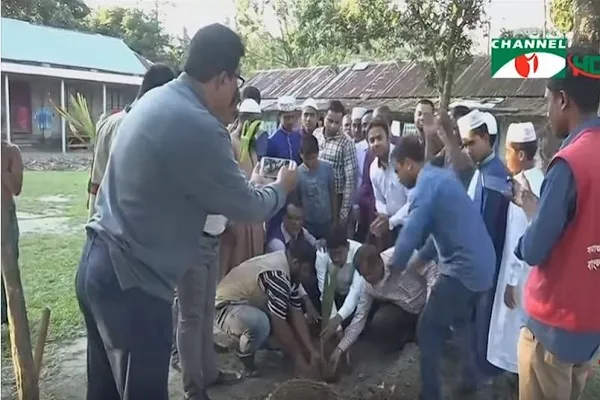 বজ্রপাত থেকে বাঁচতে তাল গাছের চারা রোপন
