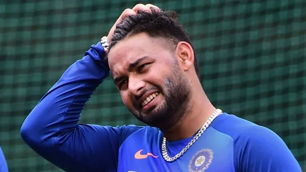 দুঃসময়ে পান্টের পাশে সৌরভ-সাঙ্গাকারা